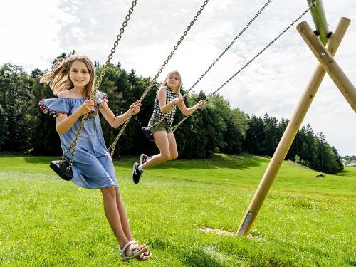 Kinderglück zwischen Wiesen und Wäldern Kinderglück zwischen Wiesen und Wäldern