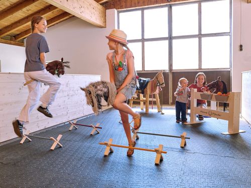 Spaß mit den Steckenpferden in der Spielehalle Spaß mit den Steckenpferden in der Spielehalle