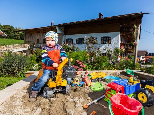 Großer Sandkasten mit Matschkueche