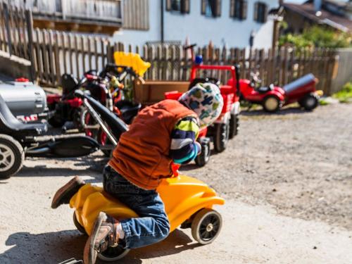Viele Kinderfahrzeuge in allen Größen