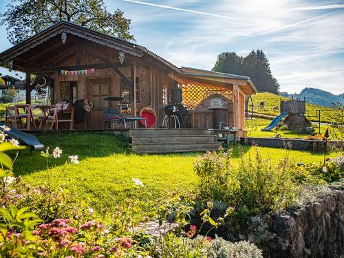 Gartenhäuschen und Spielplatz