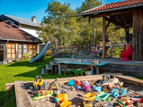 Terrasse und Spielplatz