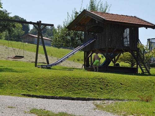 Liegewiese mit Spielplatz