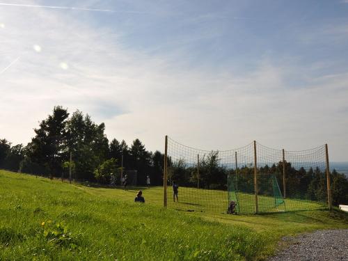 Fußballplatz 2025 neu
