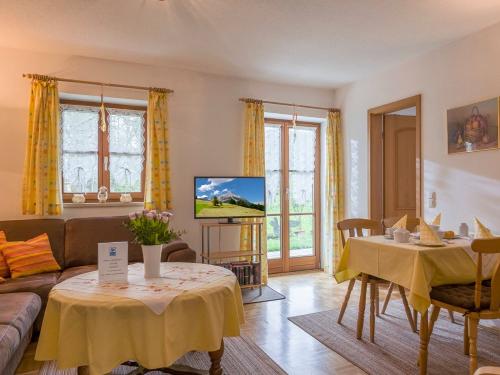 Familie_Gruber_Tatzelwurmstr_7_Wohnung_Auerbach_Wohnzimmer