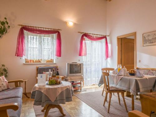 Familie_Gruber_Tatzelwurmstr_7_Wohnung_Kaiserblick_Wohnzimm