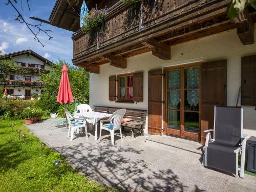 Familie_Gruber_Tatzelwurmstr_7_Haus_aussen_Terrasse