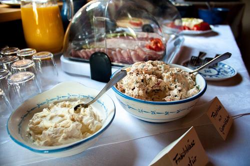 Frühstück mit vielen selbstgemachte Produkten