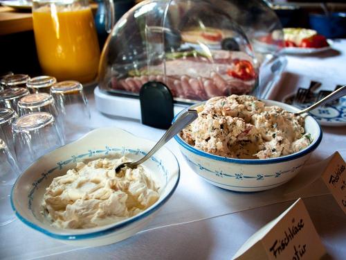 Frühstück mit vielen selbstgemachte Produkten