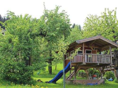 Das Spielhaus mit Sandkasten und Rutsche Das Spielhaus mit Sandkasten und Rutsche