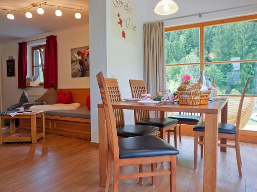 Ferienwohnung Sulzberg Wohnraum mit Wintergarten