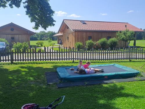 Trampolin und Chalet