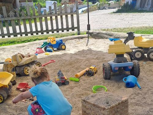 Sandkasten mit Kind