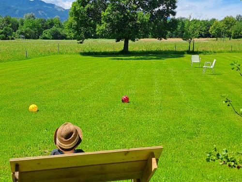 Fußballplatz mit Bank