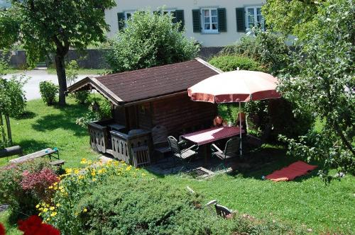 Garten mit Spielhaus