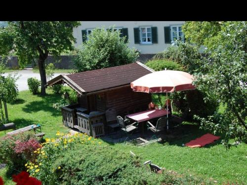 Garten mit Spielhaus