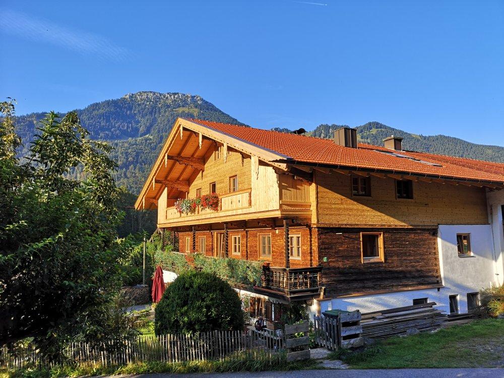 Bauernhaus und Brünnstein Bauernhaus und Brünnstein