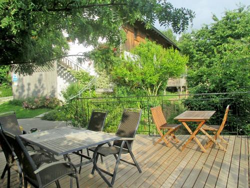 Holzterrasse mit Blick zum See