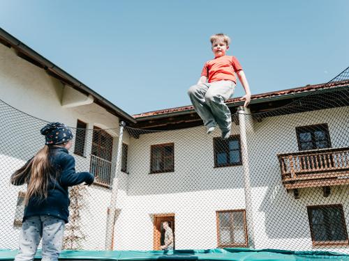 hoch hinaus auf dem Trampolin