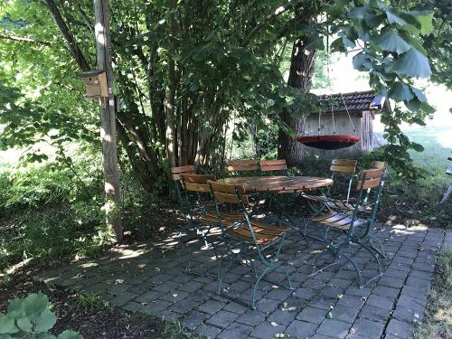 Schattenterasse neben Kinderspielplatz
