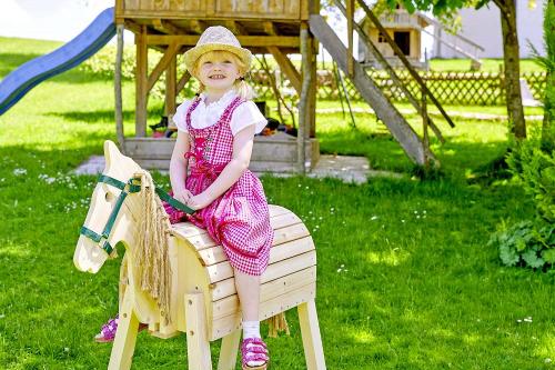 kinder_holzpferd_berndlhof_480