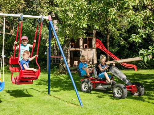 große Spielwiese und Kinderfuhrpark