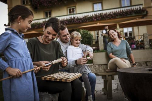 Gemeinsames Stockbrotbacken
