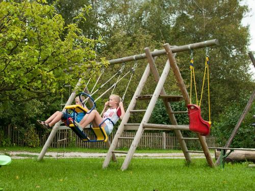 Auf dem Spielplatz beim Schaukeln Auf dem Spielplatz beim Schaukeln