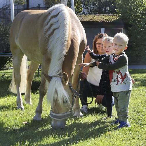 "Bubi" mit Kindern