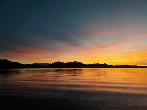 Blick über den Chiemsee in den Sonnenuntergang
