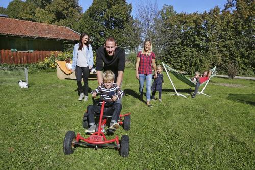 Im Garten mit Spielwiese
