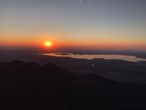 Blick von den Bergen auf den Chiemsee