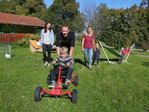 Im Garten mit Spielwiese