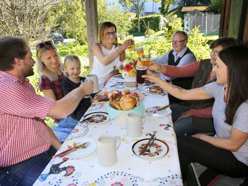 Gemütlich vorm Gartenhaus