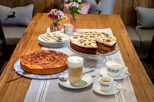 Kaffeespezialitäten und Kuchen genießen
