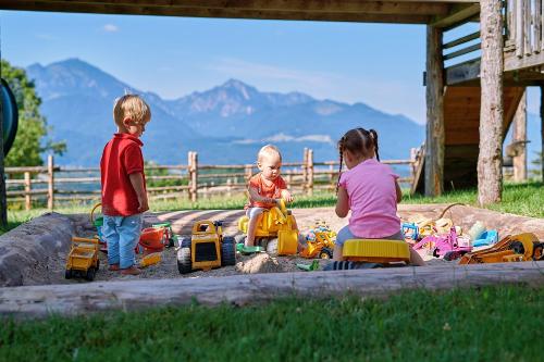 Spielplatz mit Bergblick