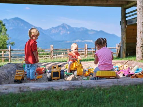 Spielplatz mit Bergblick