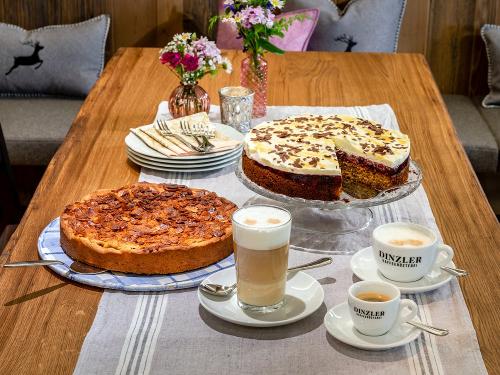Kaffeespezialitäten und Kuchen genießen