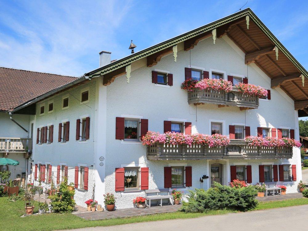 Der Heutauer Hof bei schönstem Chiemgauwetter