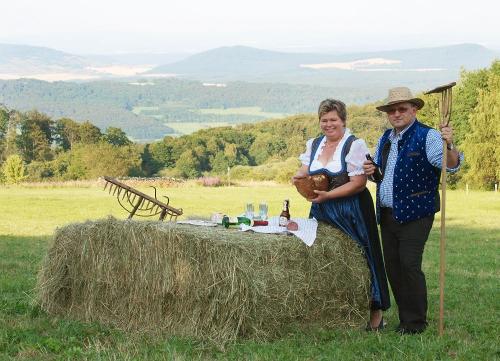 Brotzeit in der Rhön beim Heu machen