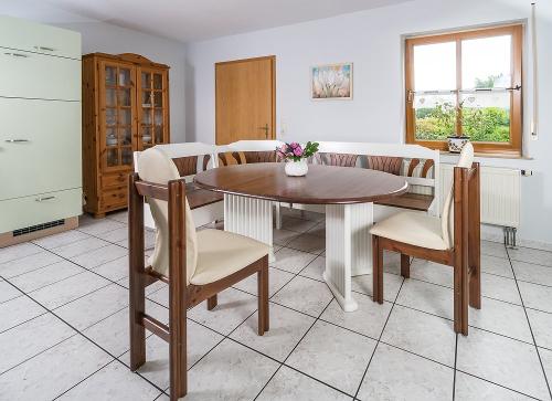 Esszimmer und Küche