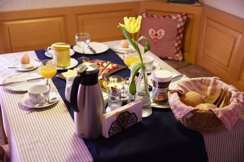 Frühstück mit hofeigenen und regionalen Produkten