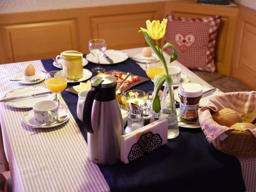 Frühstück mit hofeigenen und regionalen Produkten