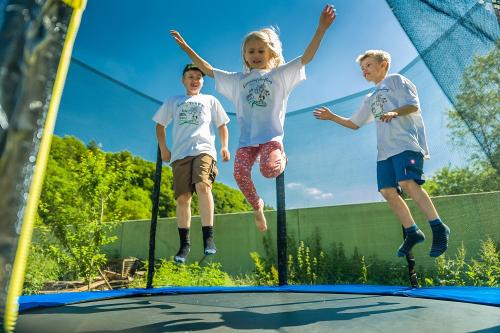 Kinder beim Trampolin springen
