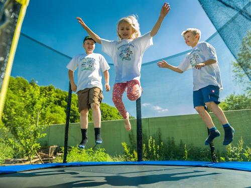 Kinder beim Trampolin springen