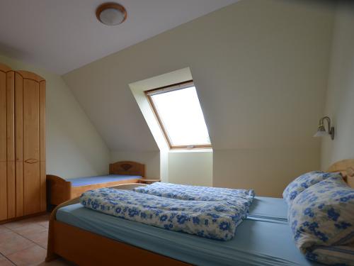 Schlafzimmer in kleiner Fewo
