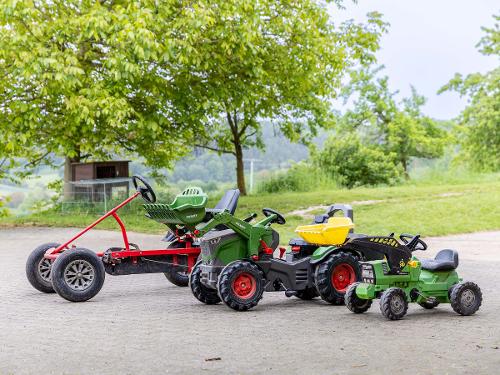 Noch viel mehr Tretfahrzeuge warten auf Kinder Noch viel mehr Tretfahrzeuge warten auf Kinder