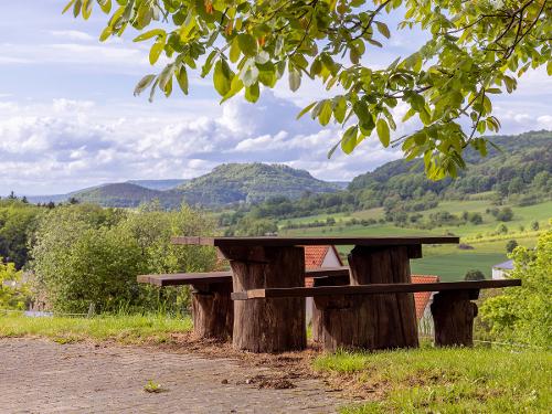Bank am Stall mit Blick aufs Walberla Bank am Stall mit Blick aufs Walberla