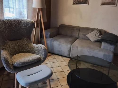 gemütliches Sofa im Wohnbereich