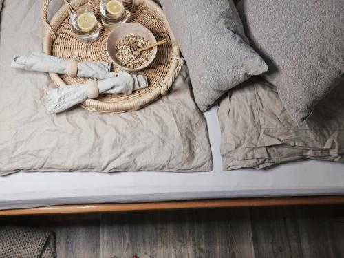 Schlafzimmer mit einem Doppelbett